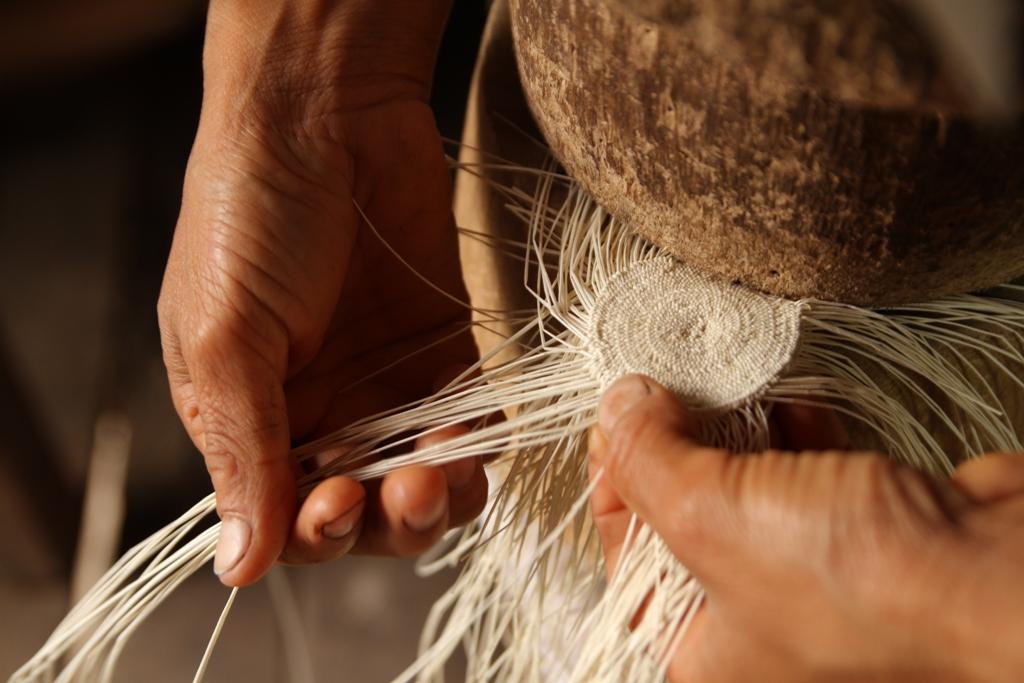 Tejido tradicional del sombrero de paja toquilla